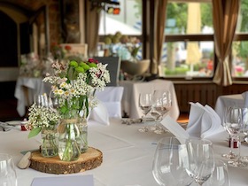 Fertig dekorierte Tische bei einer Hochzeit in Bühl